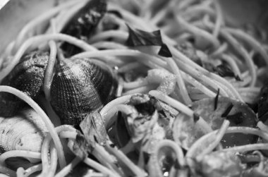 Lezzetli İtalyan makarnası taze deniz ürünleri ve sebzeler - spagetti