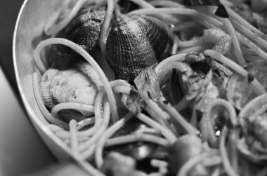 Lezzetli İtalyan makarnası taze deniz ürünleri ve sebzeler - spagetti