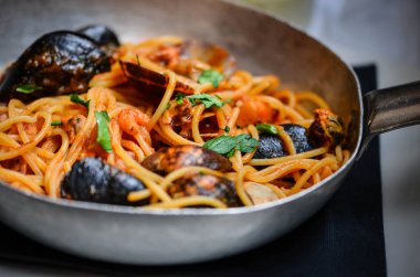 Lezzetli İtalyan makarnası taze deniz ürünleri ve sebzeler - spagetti