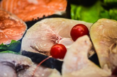 İtalyan balık pazarında taze deniz ürünleri. 