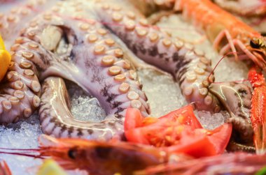 İtalyan balık pazarında taze deniz ürünleri. 
