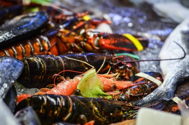 İtalyan balık pazarında taze deniz ürünleri. 