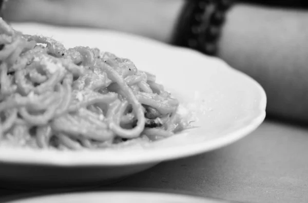 Heerlijke Italiaanse Pasta Schotel Met Carbonara Saus — Stockfoto