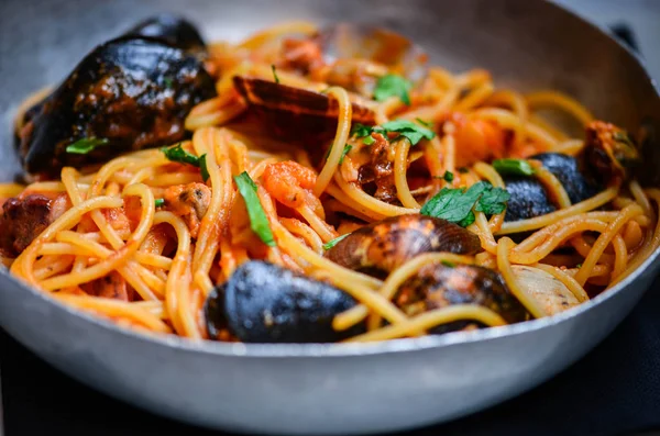 Chutné Italské Těstoviny Čerstvými Mořskými Plody Zeleninou Špagety — Stock fotografie