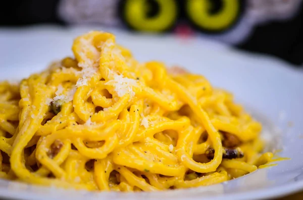 Carbonara soslu lezzetli İtalyan makarnası.