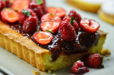 Lezzetli İtalyan pastası ve mini kekler