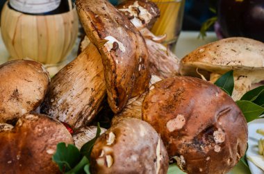 Taze mantarlar, yerel İtalyan pazarında manzarayı kapatır