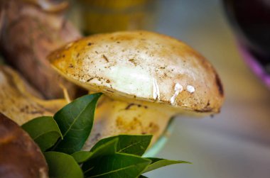 Taze mantarlar, yerel İtalyan pazarında manzarayı kapatır