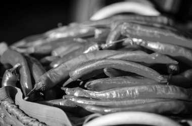 taze sebzeler - biber yerel İtalyan pazarında yakın görüş