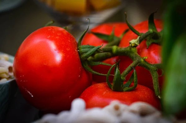 Pomodori Freschi Vista Vicino All Interno Del Mercato Locale Italiano — Foto Stock