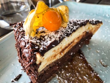 Taze meyveli çikolatalı kek.