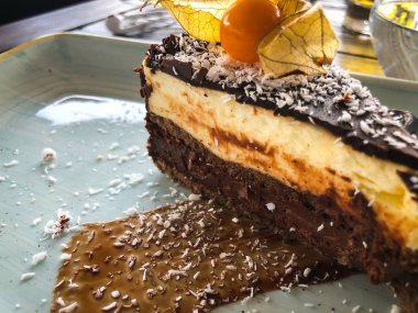 Taze meyveli çikolatalı kek.