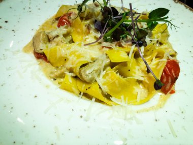 Lezzetli İtalyan trüf mantarı peynirli makarna