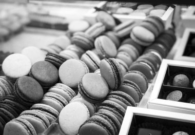 Lezzetli mini kekler, badem kurabiyeleri ve ekler- 