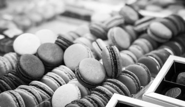 Lezzetli mini kekler, badem kurabiyeleri ve ekler- 