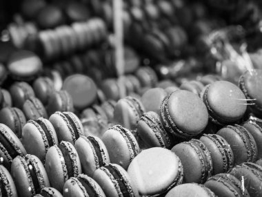 Lezzetli mini kekler, badem kurabiyeleri ve ekler- 