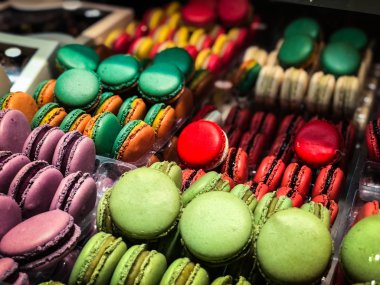 Lezzetli mini kekler, badem kurabiyeleri ve ekler- 