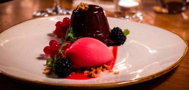 Lezzetli lav keki, taze meyve ve meyve şerbeti.