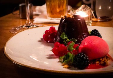 Lezzetli lav keki, taze meyve ve meyve şerbeti.