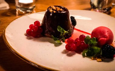 Lezzetli lav keki, taze meyve ve meyve şerbeti.