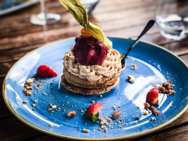 Badem kremalı, çilekli ve taze meyveli kurabiyeli pasta.