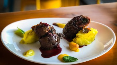 Orta pişmiş biftek ve mango püresi.