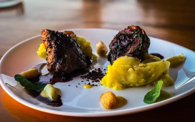 Orta pişmiş biftek ve mango püresi.