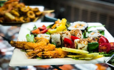 Kızarmış deniz ürünleri ile limon sosunu karıştır.