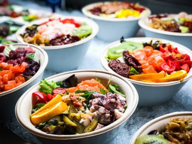 Lezzetli taze balıklı saşimi yemeği, deniz ürünleri, sebze, meyve ve pirinç.