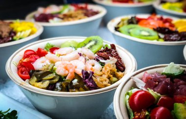 Lezzetli taze balıklı saşimi yemeği, deniz ürünleri, sebze, meyve ve pirinç.