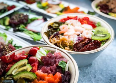 Lezzetli taze balıklı saşimi yemeği, deniz ürünleri, sebze, meyve ve pirinç.