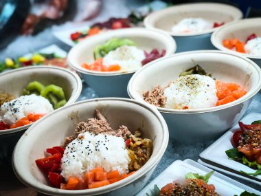 Lezzetli taze balıklı saşimi yemeği, deniz ürünleri, sebze, meyve ve pirinç.