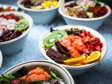 Lezzetli taze balıklı saşimi yemeği, deniz ürünleri, sebze, meyve ve pirinç.