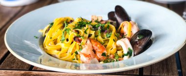 Vongole ile taze deniz ürünleri makarnası, deniz ürünleri, taze sebze, sarımsak, maydanoz ve baharat karışımı.