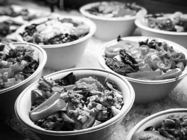 Lezzetli taze balıklı saşimi yemeği, deniz ürünleri, sebze, meyve ve pirinç.