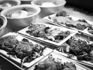 Lezzetli taze balıklı saşimi yemeği, deniz ürünleri, sebze, meyve ve pirinç.