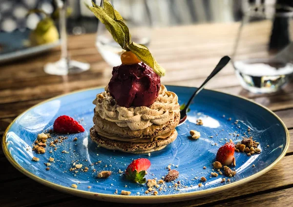 Läcker Makaronkaka Med Mandel Grädde Bärglass Färsk Frukt — Stockfoto