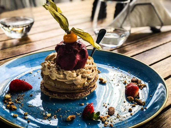 Läcker Makaronkaka Med Mandel Grädde Bärglass Färsk Frukt — Stockfoto