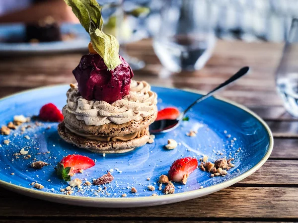 Läcker Makaronkaka Med Mandel Grädde Bärglass Färsk Frukt — Stockfoto