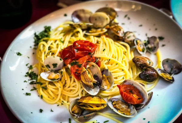 Pasta Mariscos Frescos Con Vongole Mezclar Mariscos Verduras Frescas Ajo —  Fotos de Stock