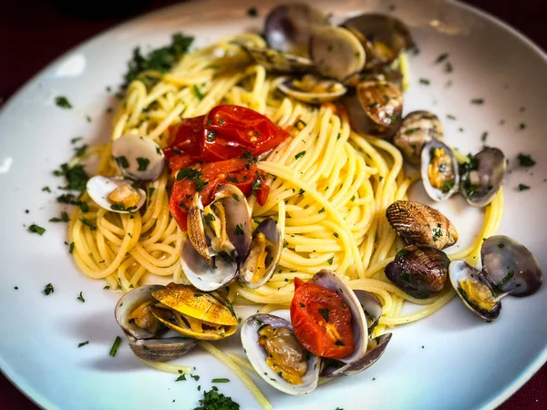 Pasta Mariscos Frescos Con Vongole Mezclar Mariscos Verduras Frescas Ajo —  Fotos de Stock