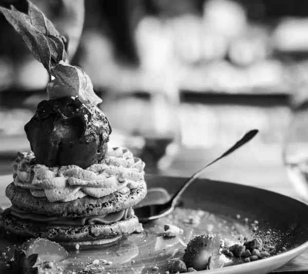 Delicioso Bolo Macaroon Com Creme Amêndoa Sorvete Baga Frutas Frescas — Fotografia de Stock