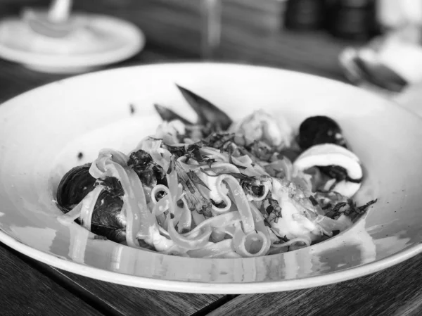 新鮮なシーフードパスタとボンゴレ 魚介類をミックス 新鮮な野菜 ニンニク パセリ スパイス — ストック写真