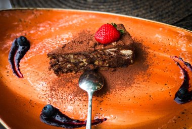 Taze çilekli ev yapımı çikolatalı pasta.