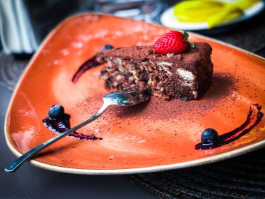 Taze çilekli ev yapımı çikolatalı pasta.