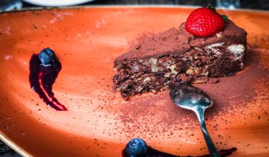 Taze çilekli ev yapımı çikolatalı pasta.