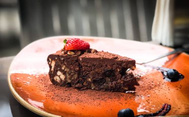 Taze çilekli ev yapımı çikolatalı pasta.