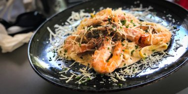 Taze İtalyan tagliatelle makarna ve karides.