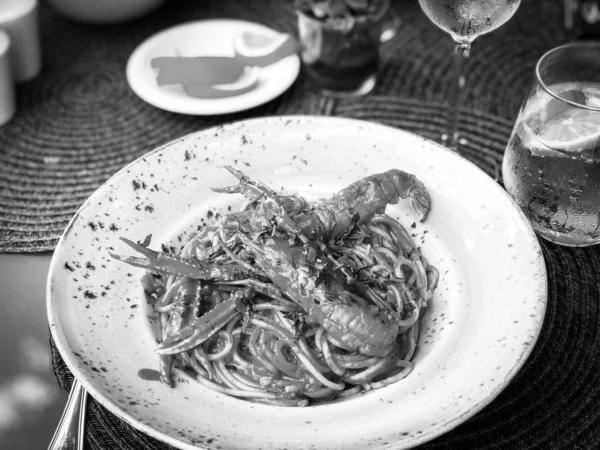 Νόστιμα Ιταλικά Μακαρόνια Αστακό Σάλτσα Ντομάτας Φρέσκο Μαϊντανό — Φωτογραφία Αρχείου