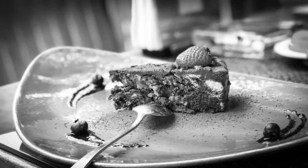 自家製チョコレートケーキにフレッシュストロベリー — ストック写真